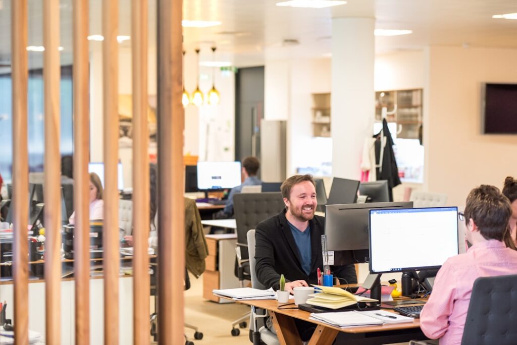 Betere werkplekken en lage kosten met led verlichting op kantoor