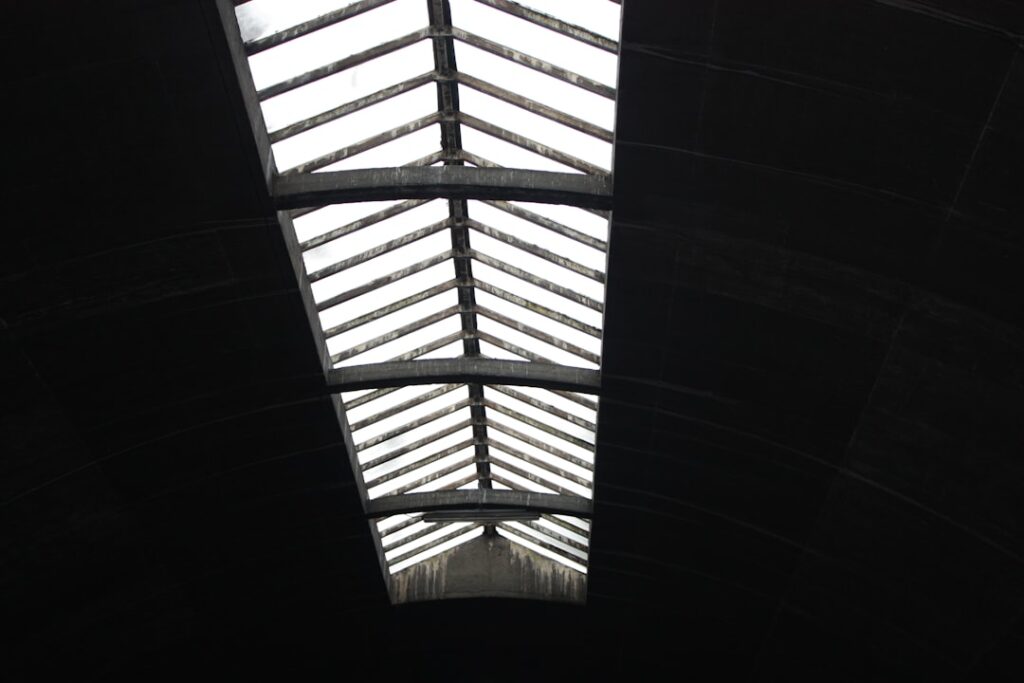 Zwevend plafond met led verlichting zorgt voor sfeer en een modern uiterlijk