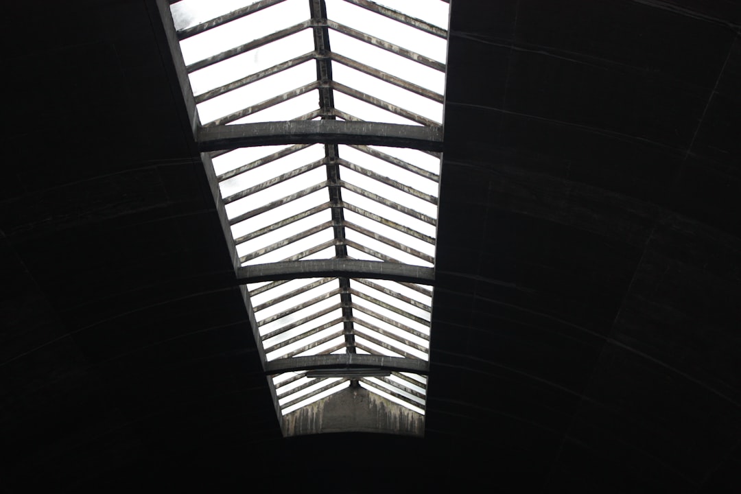 Zwevend plafond met led verlichting zorgt voor sfeer en een modern uiterlijk