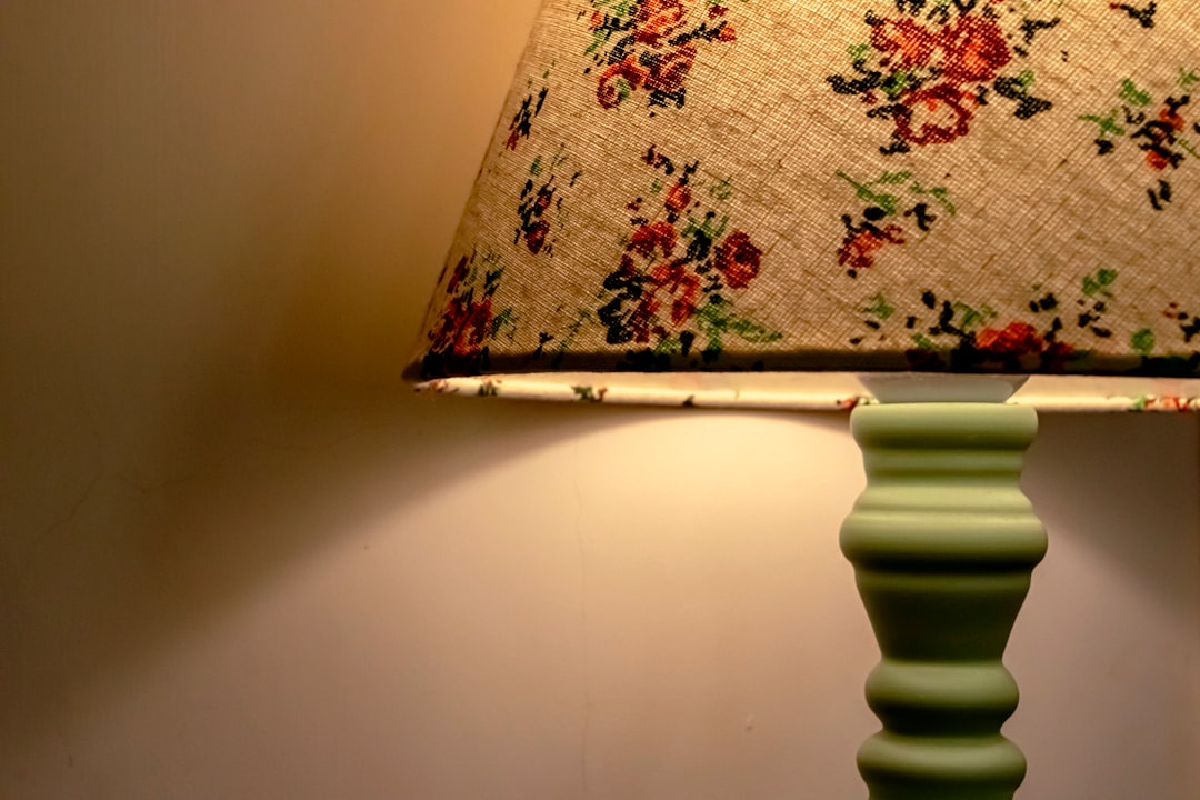 Een fris en vrolijk huis met een bloemen lamp